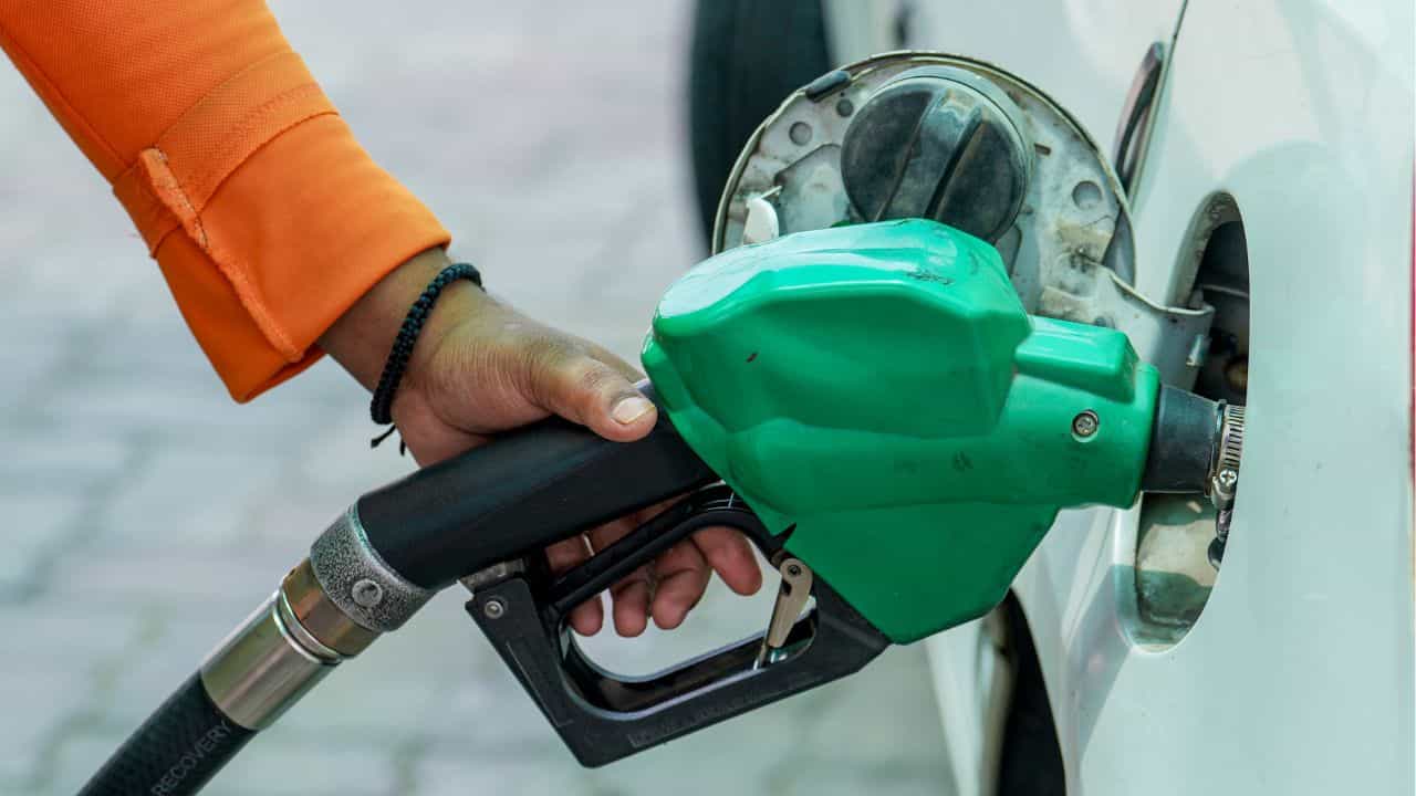 Petrol Price: ക്രൂഡ് ഓയിൽ വില താഴേക്ക്; പെട്രോൾ വില എപ്പോൾ കുറയും ?