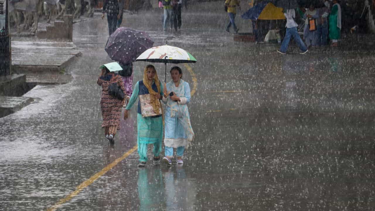 Chennai Weather: കനത്ത മഴ വരുന്നു, 3 ജില്ലകളിൽ റെഡ് അലർട്ട്; ചെന്നൈയിലുള്ളവർ ശ്രദ്ധിച്ചോണേ...