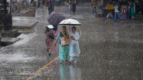 ഇടവിട്ട് പെരുമഴ, ഓറഞ്ച് അലർട്ട് മൂന്നിടത്ത്; ഇന്നത്തെ കാലാവസ്ഥ