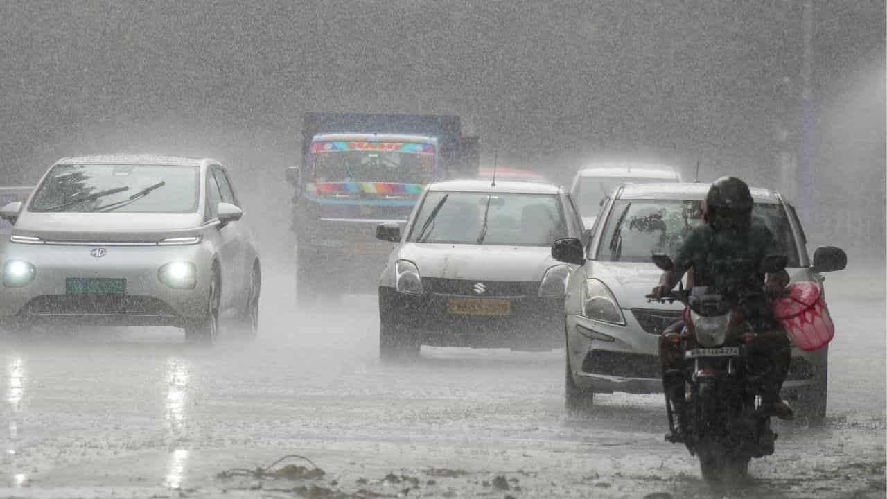 Kerala Weather Update: കലിതുള്ളി കാലവർഷം, മഴ അതിശക്തം തന്നെ; ഈ മൂന്ന് ജില്ലക്കാർ ശ്രദ്ധിച്ചോണേ...., ഇന്നത്തെ കാലാവസ്ഥ