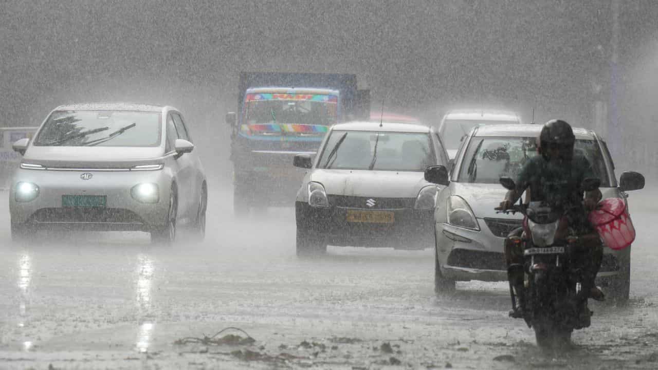 Kerala Weather Update: മഴ പോയിട്ടില്ല, ശക്തിപ്രാപിച്ച് കാലവർഷം, ശ്രദ്ധിക്കേണ്ടത് 7 ജില്ലക്കാർ; ഇന്നത്തെ കാലാവസ്ഥ Kerala Weather Update: മഴ പോയിട്ടില്ല, ശക്തിപ്രാപിച്ച് കാലവർഷം, ശ്രദ്ധിക്കേണ്ടത് 7 ജില്ലക്കാർ; ഇന്നത്തെ കാലാവസ്ഥ