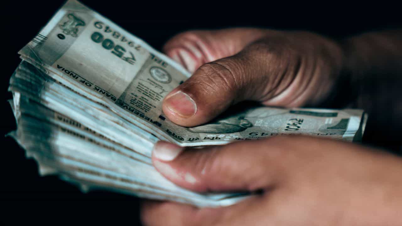 12th Pay Commission: പന്ത്രണ്ടാം ശമ്പളപരിഷ്കരണം എവിടെ? ക്ഷാമബത്തയിലും ആശങ്ക! 12th Pay Commission: പന്ത്രണ്ടാം ശമ്പളപരിഷ്കരണം എവിടെ? ക്ഷാമബത്തയിലും ആശങ്ക!