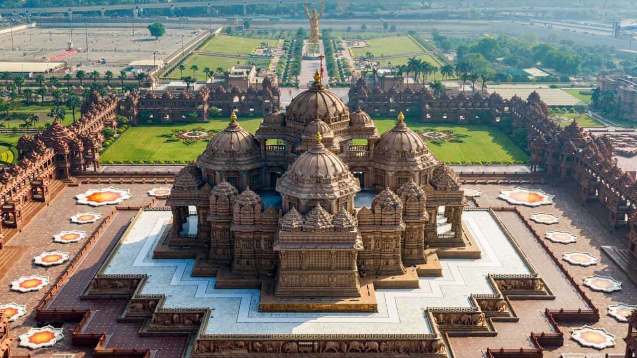 Akshardham Temple: ഡൽഹിയുടെ പ്രൗഡി വിളിച്ചോതി അക്ഷർധാം; തലസ്ഥാന നഗരിയിലെ വാസ്തുവിദ്യ വിസ്മയങ്ങൾക്ക് പുത്തൻ ഏട് Akshardham Temple: ഡൽഹിയുടെ പ്രൗഡി വിളിച്ചോതി അക്ഷർധാം; തലസ്ഥാന നഗരിയിലെ വാസ്തുവിദ്യ വിസ്മയങ്ങൾക്ക് പുത്തൻ ഏട്