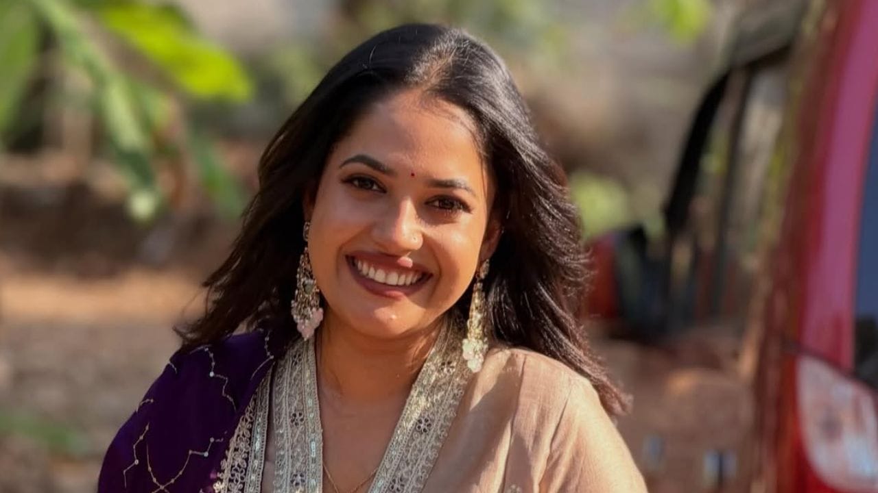 അടുത്തതായി പറഞ്ഞു കേൾക്കുന്നതിൽ ഏറ്റവും മുൻപന്തിയിൽ നിൽക്കുന്ന ഒരാളാണ് അഭിനേത്രിയായ അമൃത വി ആർ. മിനിസ്ക്രീനിലൂടെയും സമൂഹമാധ്യമങ്ങളിലൂടെയും പ്രേക്ഷകരെ ഏറെ ആസ്വദിപ്പിക്കുന്ന താരത്തിന് പ്രത്യേക ഫാൻസ് തന്നെയുണ്ട്. ഇല്ലായ്മയിൽ നിന്ന് സ്വന്തം പ്രയത്നം കൊണ്ട് ഉയർന്നുവന്ന അമൃതയ്ക്ക് സാധാരണക്കാരുടെയും പിന്തുണ ലഭിച്ചേക്കാം.