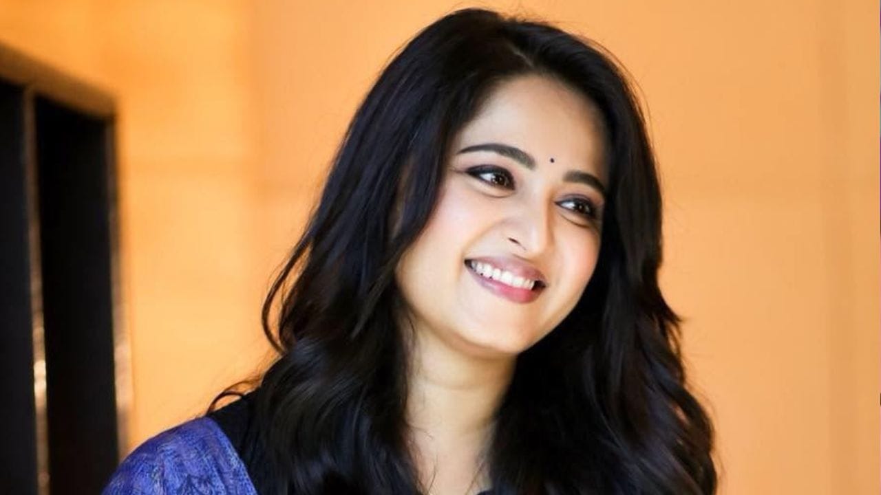 ഖാട്ടി എന്ന സിനിമയ്ക്ക് ശേഷം 2025ലാണ് സൂപ്പര്താരം അനുഷ്ക ഷെട്ടി സോഷ്യല് മീഡിയ താല്ക്കാലികമായി ഉപേക്ഷിച്ചത്. സിനിമയുമായി ബന്ധപ്പെട്ട കാര്യങ്ങളില് കൂടുതല് ശ്രദ്ധ കേന്ദ്രീകരിക്കുക എന്നതിനപ്പുറം മറ്റൊരുകാരണവും അനുഷ്ക പറഞ്ഞിരുന്നില്ല. ജയസൂര്യ നായകനാകുന്ന ബിഗ് ബജറ്റ് ചിത്രം കത്തനാരില് അനുഷ്കയാണ് നായിക. എന്തായാലും നടിമാരുടെ ഈ സോഷ്യല് മീഡിയ ബ്രേക്കിനെ കുറിച്ച് ചര്ച്ചകള് പുരോഗമിക്കുകയാണ്.
