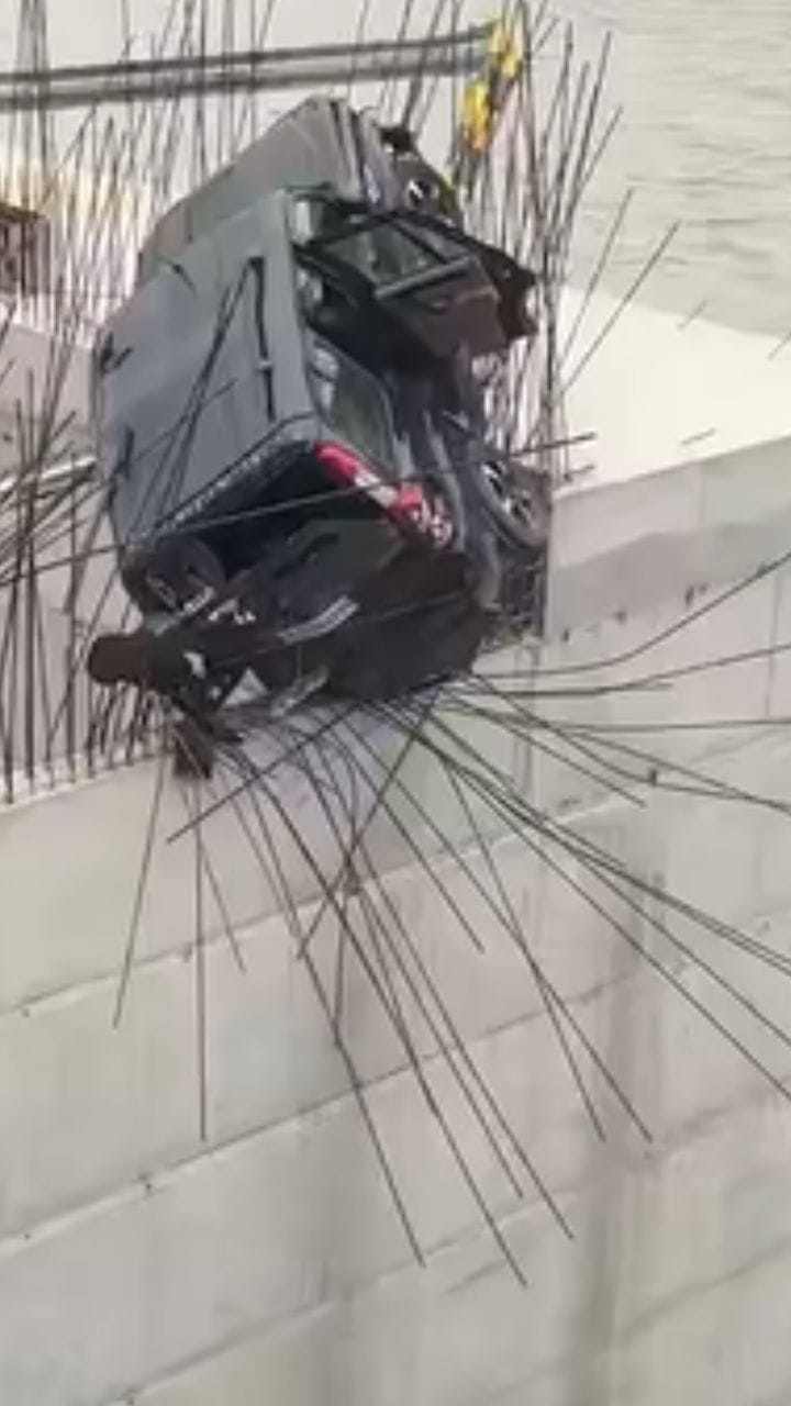 ഇരുമ്പ് കമ്പി സ്കോർപിയോയിൽ തറഞ്ഞു കയറി, അപകടം