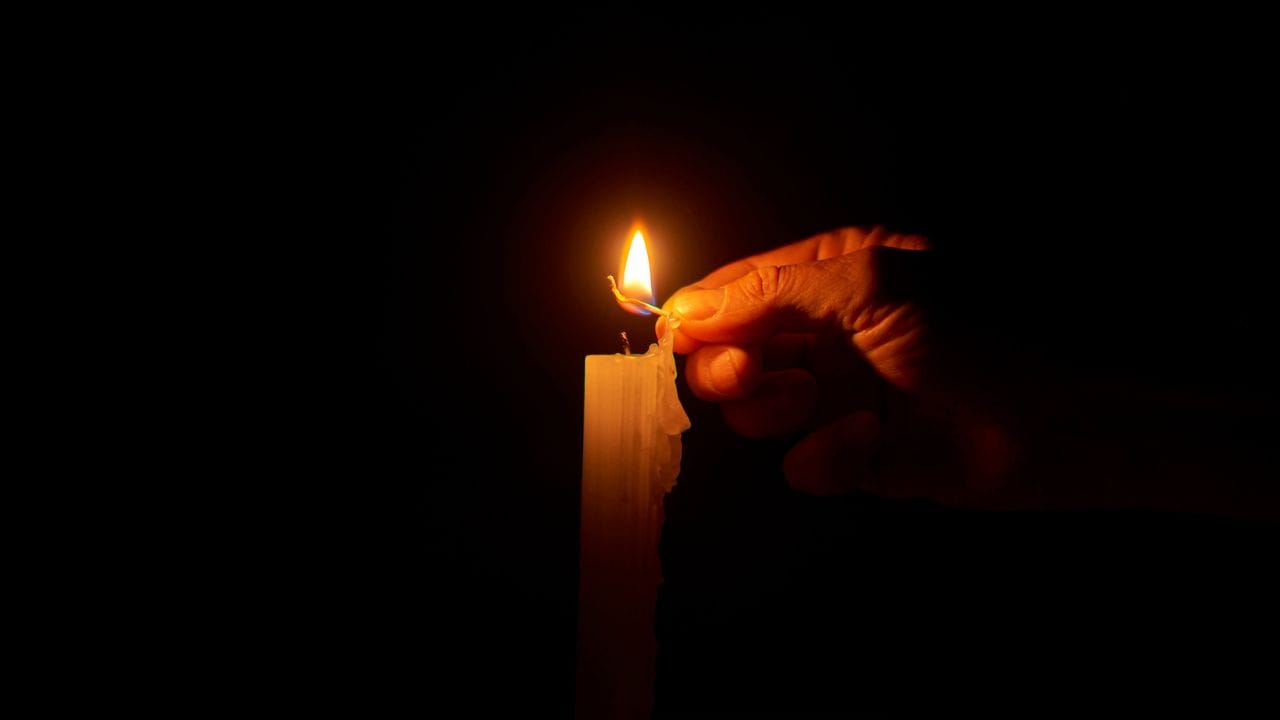 കറന്റ് പോകാനുള്ള സാധ്യത കണക്കിലെടുത്ത് പ്രദേശവാസികള് സുരക്ഷ മുന്കരുതലുകള് സ്വീകരിക്കണമെന്ന് ഉദ്യോഗസ്ഥര് മുന്നറിയിപ്പ് നല്കി. വീടുകളിലും കടകളിലും മറ്റും ഒരുപോലെ വൈദ്യുതി മുടക്കം ഉണ്ടാകുന്നതിനാല് അത്യാവശ്യഘട്ടങ്ങളില് ബാക്കപ്പ് പ്ലാനുകള് ഉണ്ടാകണമെന്നും നിര്ദേശമുണ്ട്.