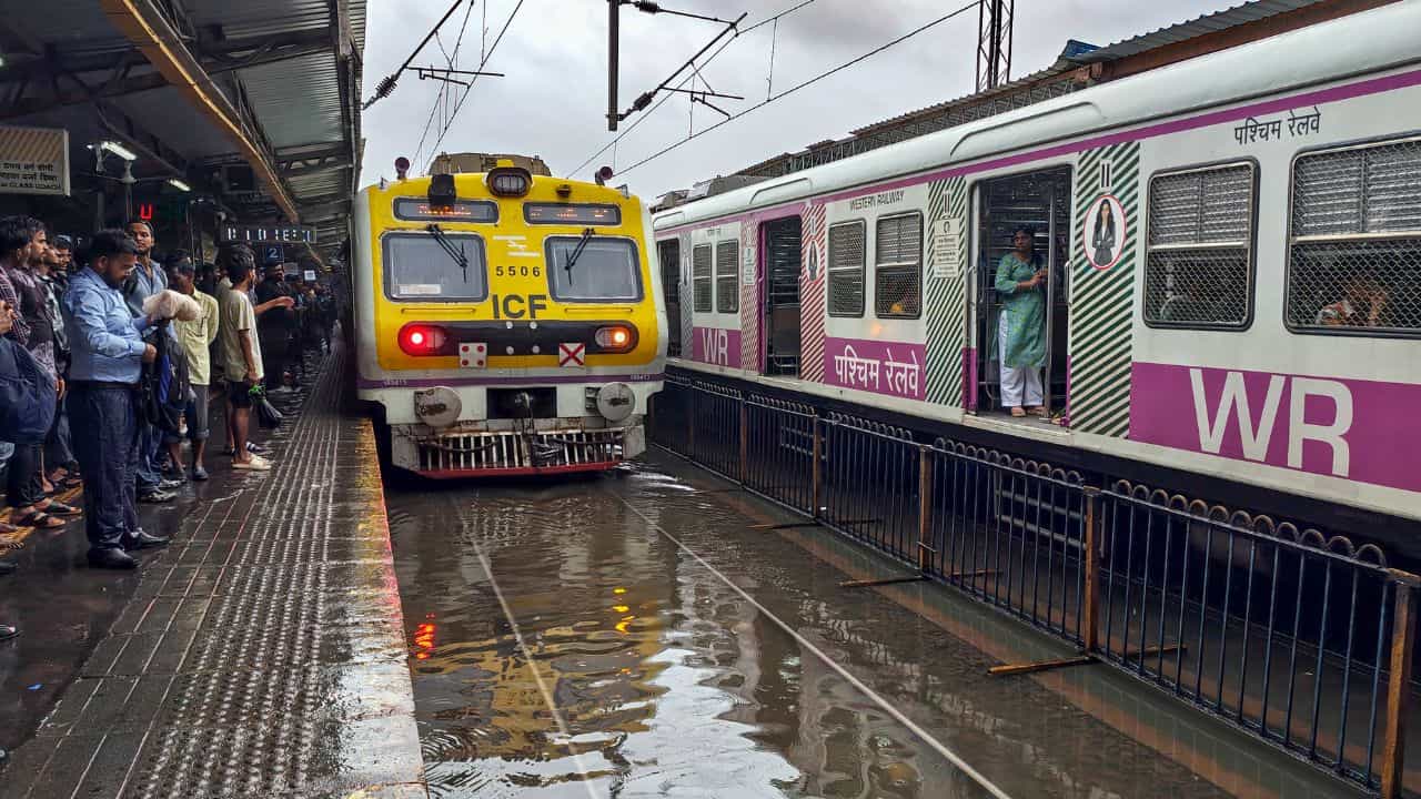 Namma Metro: തുമകുരുവില് മെട്രോയ്ക്ക് മുമ്പ് ട്രെയിനെത്തും; ഉള്നാടുകളിലേക്ക് സര്വീസ് നടത്താന് റെയില്വേ Namma Metro: തുമകുരുവില് മെട്രോയ്ക്ക് മുമ്പ് ട്രെയിനെത്തും; ഉള്നാടുകളിലേക്ക് സര്വീസ് നടത്താന് റെയില്വേ