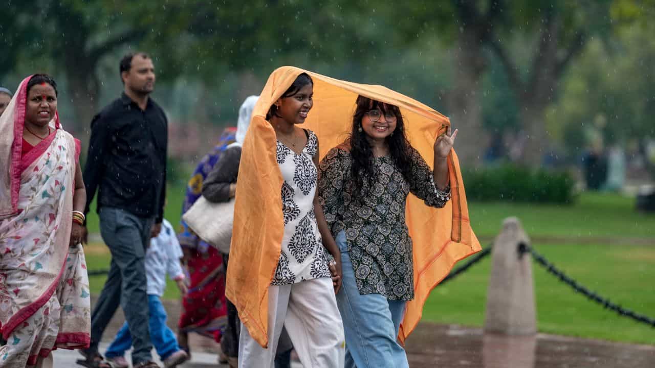 Bengaluru Weather: ബെംഗളൂരുവില്‍ മഴയെത്തി, ശക്തമായ കാറ്റില്‍ പറന്നുപോകല്ലേ; ഇടിമിന്നലും കൂടെയുണ്ട്‌