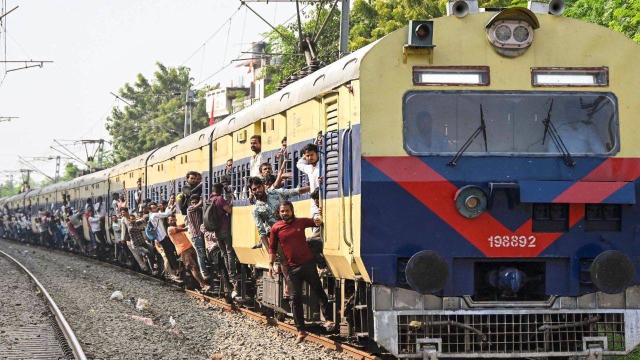 ഓഗസ്റ്റ് 9 മുതല്‍ സെപ്റ്റംബര്‍ 6 വരെയാണ് പ്രത്യേക ട്രെയിന്‍ സര്‍വീസുണ്ടായിരിക്കുക. എല്ലാ ഞായറാഴ്ചകളിലും രാത്രി 11.10ന് എറണാകുളത്ത് നിന്ന് പുറപ്പെടുന്ന ട്രെയിന്‍ നമ്പര്‍ 06147 പിറ്റേദിവസം ഉച്ചയ്ക്ക് 12.45ന് ബെംഗളൂരുവിലെ എസ്എംവിടി റെയില്‍വേ സ്റ്റേഷനില്‍ എത്തിച്ചേരും. എറണാകുളത്ത് നിന്ന് യാത്ര ആരംഭിക്കുന്നതിനാല്‍ കോഴിക്കോട്, മലപ്പുറം ജില്ലകളിലെ യാത്രക്കാര്‍ക്ക് ട്രെയിന്‍ ഗുണം ചെയ്യുമെന്നാണ് റെയില്‍വേയുടെ പ്രതീക്ഷ. 

