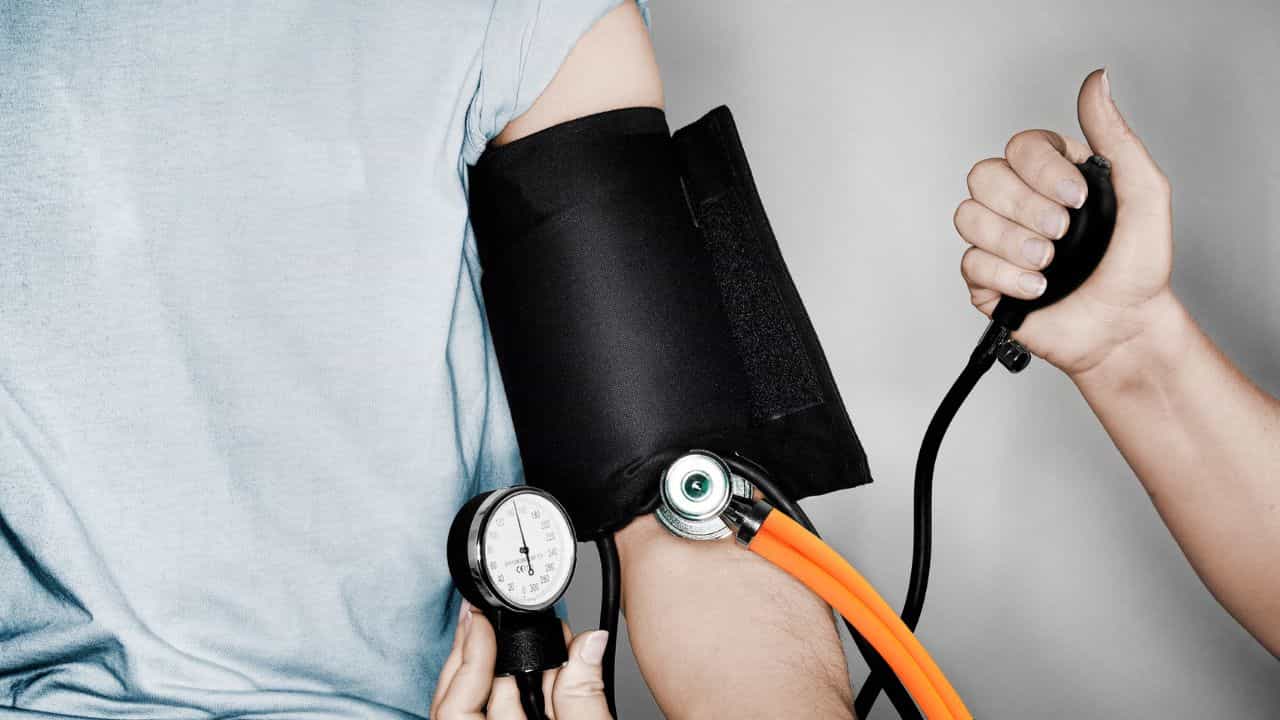 Low BP: ബിപി കുറയുന്നത് അത്ര നിസ്സാരമാക്കല്ലേ! എന്തുകൊണ്ട് കുറയുന്നു? അടിയന്തര ഘട്ടങ്ങളിൽ ചെയ്യേണ്ടത് Low BP: ബിപി കുറയുന്നത് അത്ര നിസ്സാരമാക്കല്ലേ! എന്തുകൊണ്ട് കുറയുന്നു? അടിയന്തര ഘട്ടങ്ങളിൽ ചെയ്യേണ്ടത്