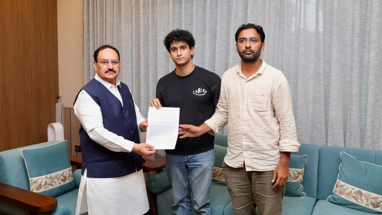 സമരം ആവസാനിപ്പിക്കാൻ സഹായിക്കണമെന്ന് ജെ.പി നദ്ദ; മരണപ്പെട്ട നീറ്റ് ഉദ്യോഗാർത്ഥികളുടെ കുടുംബത്തിന് 1 കോടി രൂപ നൽകണമെന്ന് സി.ജെ.പി സമരം ആവസാനിപ്പിക്കാൻ സഹായിക്കണമെന്ന് ജെ.പി നദ്ദ; മരണപ്പെട്ട നീറ്റ് ഉദ്യോഗാർത്ഥികളുടെ കുടുംബത്തിന് 1 കോടി രൂപ നൽകണമെന്ന് സി.ജെ.പി