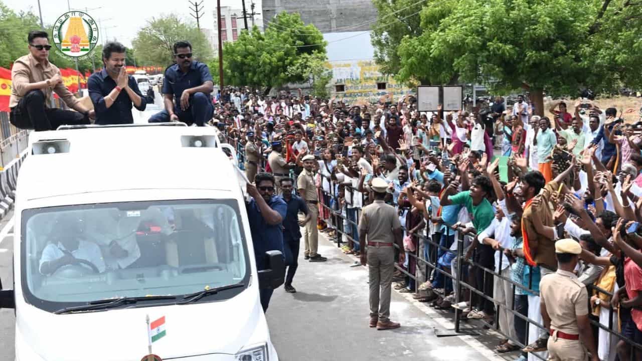 CM Vijay: വിജയ് പങ്കെടുത്ത പരിപാടിയിലേക്ക് പ്രവേശനം നിഷേധിച്ചു, ഡി.എസ്.പിയുടെ കൈ കടിച്ച് മുറിച്ച് ടിവികെ പ്രവർത്തകൻ, കരൂരിൽ നാടകീയ രം​ഗങ്ങൾ