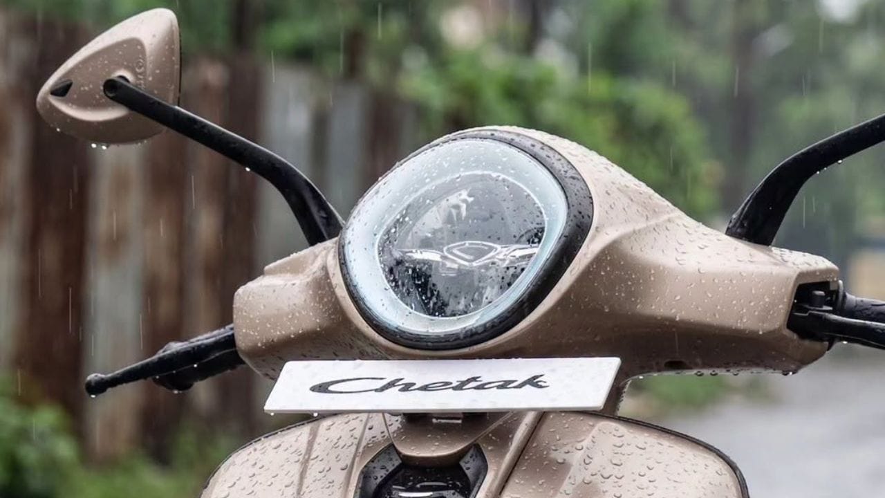 ബജാജിന്റെ ചേതക്ക് വൈകാതെ തന്നെ പുതിയ രണ്ട് മോഡൽ സ്കൂട്ടറുകൾ പുറത്തിറക്കും എന്നാണ് ലഭിക്കുന്ന വിവരം. വരുന്ന ആറുമാസത്തിനുള്ളിൽ പുത്തൻ സ്കൂട്ടറുകൾ വിപണിയിലേക്ക് എത്തും. വിപണിയിലെ ആവശ്യകതയും കൂടുതൽ വില്പനയും ലക്ഷ്യമിട്ടാണ് കമ്പനി പുതിയ പരീക്ഷണങ്ങൾ നടത്തുന്നത്. ഇത് സെഗ്മെന്റിലെ മത്സരം ഒന്നുകൂടി കടുപ്പിക്കും. ( Image Credit Source Social Media)