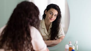 Curly Hair Care: ചുരുണ്ട മുടി ചകരിനാരുപോലെയായോ..! പാർലറിൽ പോകാതെ പരിപാലിക്കാം