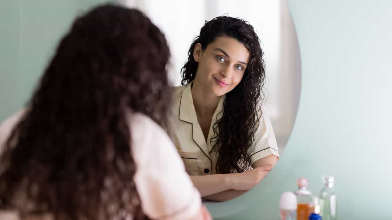 Curly Hair Care: ചുരുണ്ട മുടി ചകരിനാരുപോലെയായോ..! പാർലറിൽ പോകാതെ പരിപാലിക്കാം Curly Hair Care: ചുരുണ്ട മുടി ചകരിനാരുപോലെയായോ..! പാർലറിൽ പോകാതെ പരിപാലിക്കാം