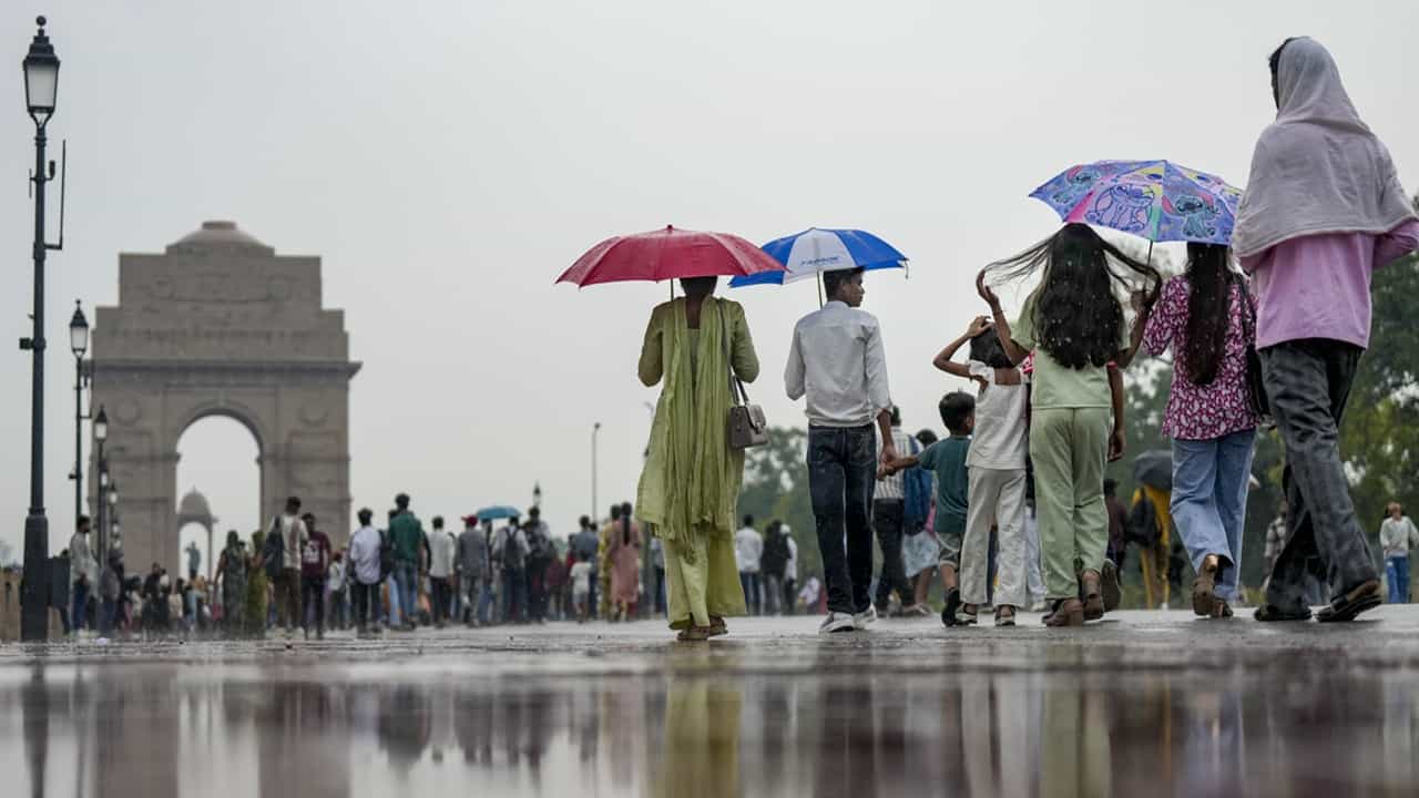 Delhi Rain Alert: ഡൽഹിയിൽ പെരുമഴക്കാലം! ഒരൊറ്റ ദിവസം കൊണ്ട് താപനില പത്ത് ഡിഗ്രി താഴേക്ക്; വൻ നാശനഷ്ടം