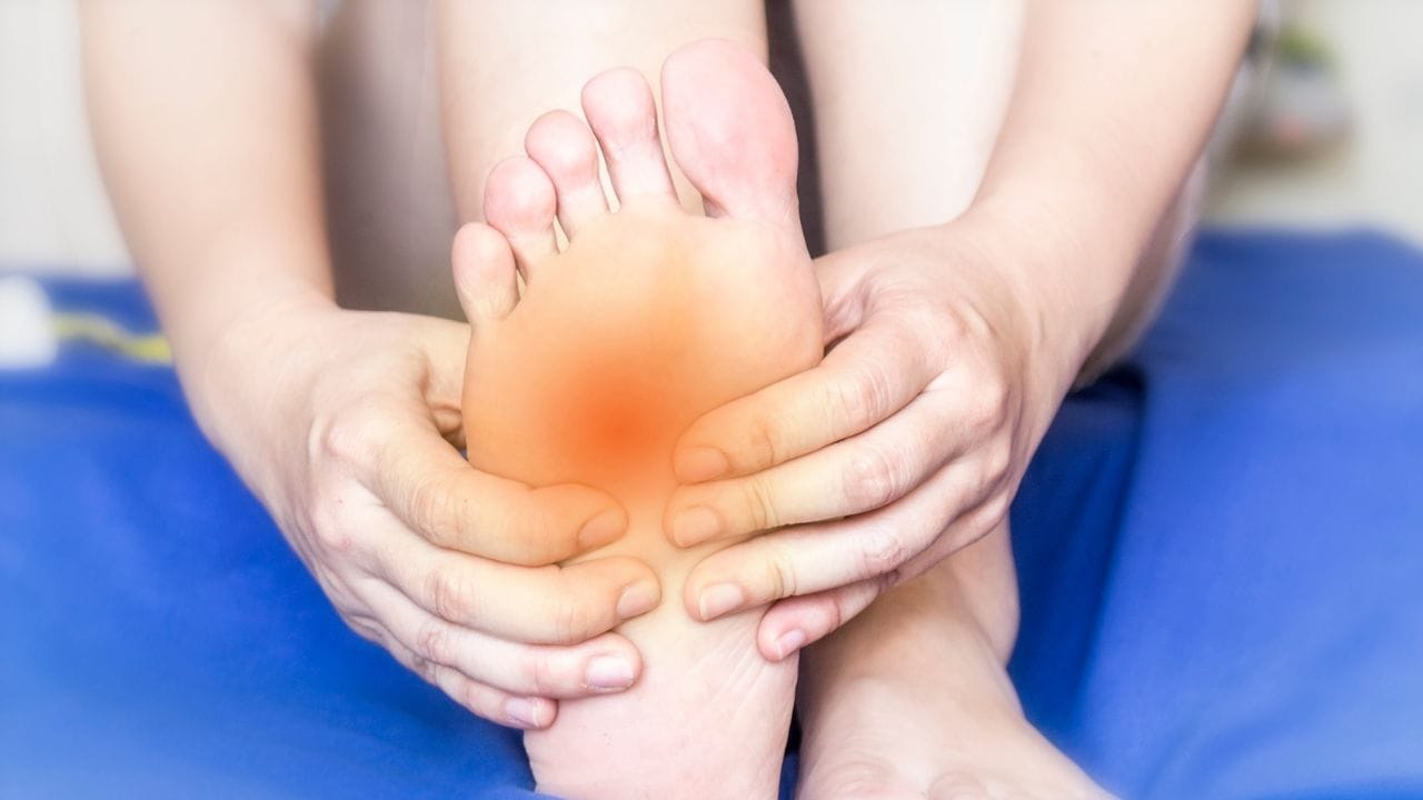 തണുപ്പുകാലത്ത് പലരും വെള്ളം കുടിക്കുന്നത് കുറയ്ക്കാറുണ്ട്. ഇത് പേശികൾ വലിഞ്ഞു മുറുകാൻ കാരണമാകും. അതിനാൽ ദിവസവും കൃത്യമായ അളവിൽ വെള്ളം കുടിക്കുക. ദിവസങ്ങൾ കഴിഞ്ഞിട്ടും വേദന മാറുന്നില്ലെങ്കിലോ, കാലിൽ കടുത്ത നീരും ചുവപ്പ് നിറവും കാണപ്പെടുന്നുണ്ടെങ്കിലോ സ്വയം ചികിത്സ ഒഴിവാക്കി ഒരു ഡോക്ടറുടെ സമീപിക്കുക. ഇത് പ്രമേഹംഅല്ലെങ്കിൽ ഞരമ്പ് സംബന്ധമായ മറ്റ് പ്രശ്നങ്ങളുടെ ലക്ഷണവുമാകാം.
