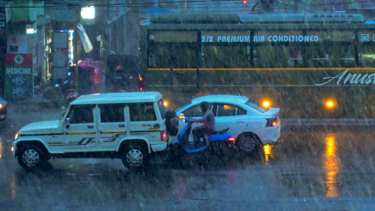 നാസിക്കിലെ ഘട്മാതയില് മിതമായ മഴയും അഹല്യനഗറില് നേരിയ മഴയും പ്രതീക്ഷിക്കുന്നു. പടിഞ്ഞാറന് മഹാരാഷ്ട്രയിലെ പൂനെ, സത്താറ, സോളാപൂര്, സാംഗ്ലി ജില്ലകളില് നേരിയ മഴയ്ക്ക് സാധ്യതയുണ്ട്. പൂനെ ഘട്മാത പ്രദേശത്ത് കനത്തതോ അതിശക്തമായതോ ആയ മഴയ്ക്ക് സാധ്യതയുള്ളതിനാല് റെഡ് അലേര്ട്ട് പ്രഖ്യാപിച്ചിരിക്കുകയാണ്. കോലാപ്പൂരിലും നേരിയതോ മിതമായതോ ആയ മഴയ്ക്ക് സാധ്യതയുണ്ട്.