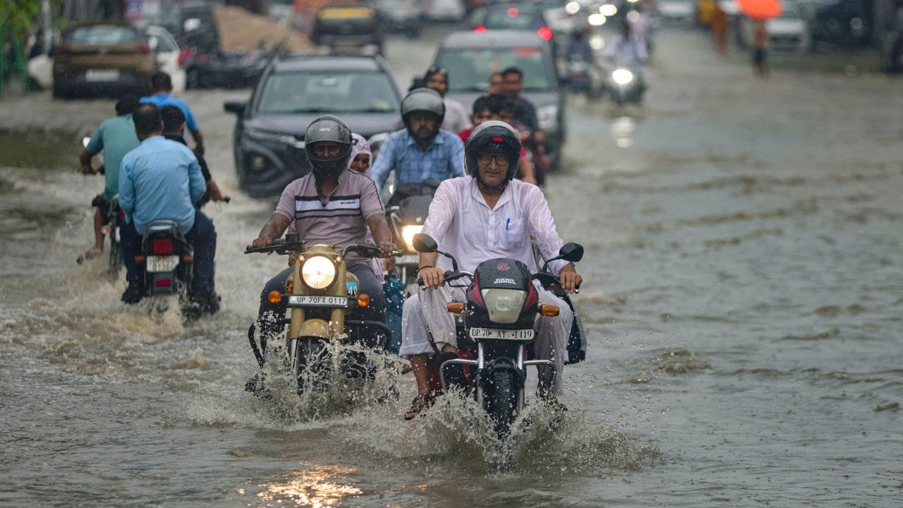 മഹാരാഷ്ട്രയില് കനത്ത മഴ തുടരും. കനത്ത മഴ പെയ്യാനുള്ള സാധ്യത കണക്കിലെടുത്ത് കേന്ദ്ര കാലാവസ്ഥ വകുപ്പ് ഓറഞ്ച് അലര്ട്ട് പുറപ്പെടുവിച്ചു. സംസ്ഥാനത്തിന്റെ വിവിധ ഭാഗങ്ങളില് അതിശക്തമായതോ നേരിയതോ ആയ മഴയ്ക്ക് സാധ്യതയുണ്ടെന്നാണ് കേന്ദ്ര കാലാവസ്ഥ വകുപ്പിന്റെ മുന്നറിയിപ്പ്. കൊങ്കണ് മേഖലയിലും പാല്ഘര്, മുംബൈ എന്നിവിടങ്ങളിലും മിതമായ മഴ ലഭിച്ചേക്കും. (Image Credit Source: PTI)