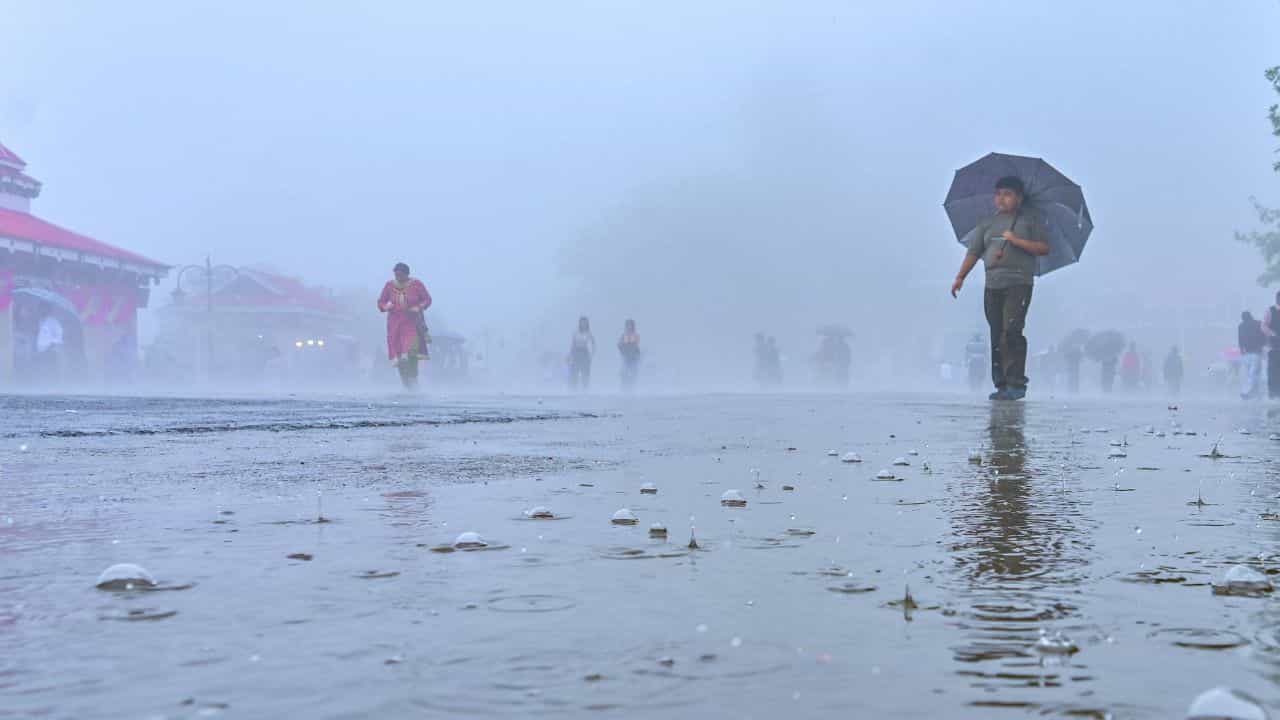 Kerala Weather Update: മഴ മുന്നറിയിപ്പില് മാറ്റം; മധ്യ-വടക്കന് കേരളത്തില് അതിതീവ്ര മഴ, 6 ജില്ലകളില് ഓറഞ്ച് അലര്ട്ട് Kerala Weather Update: മഴ മുന്നറിയിപ്പില് മാറ്റം; മധ്യ-വടക്കന് കേരളത്തില് അതിതീവ്ര മഴ, 6 ജില്ലകളില് ഓറഞ്ച് അലര്ട്ട്