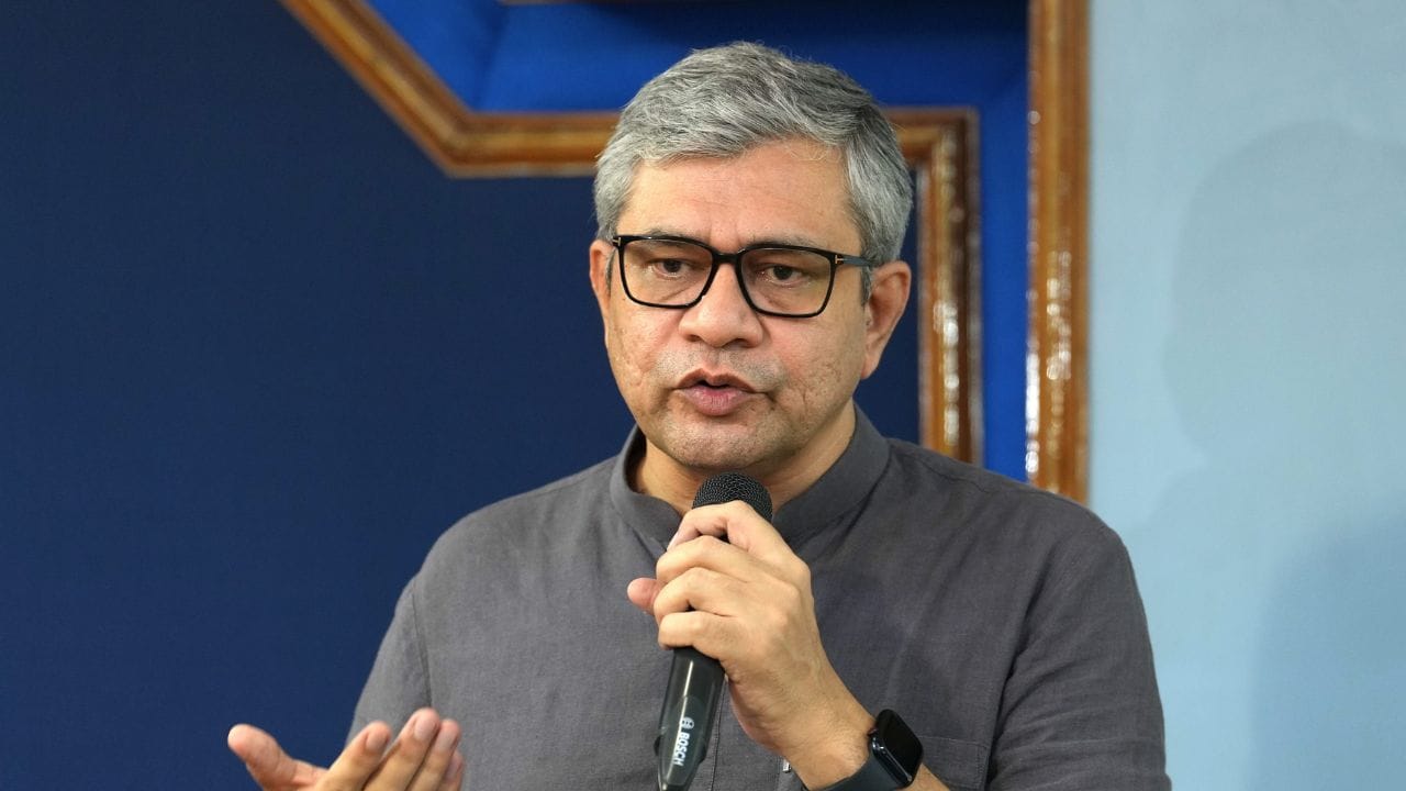 റെയിൽവേ മന്ത്രി അശ്വിനി വൈഷ്ണവുമായുള്ള ആശയവിനിമയത്തിനിടെ മാളവ്യ നാഷണൽ ഇൻസ്റ്റിറ്റ്യൂട്ട് ഓഫ് ടെക്നോളജിയിലെ വിദ്യാർത്ഥികൾ നൽകിയ നിർദ്ദേശങ്ങളുടെ അടിസ്ഥാനത്തിലാണ് വെബ്സൈറ്റിൽ മാറ്റങ്ങൾ വരുത്തിയിരിക്കുന്നത്. 2002-ൽ ആരംഭിച്ച ഐ.ആർ.സി.ടി.സി വെബ്സൈറ്റിലൂടെ നിലവിൽ പ്രതിദിനം ശരാശരി 14.5 ലക്ഷം ടിക്കറ്റുകളാണ് ബുക്ക് ചെയ്യുന്നത്.(Image Credit source: IRCTC Official Website/PTI)