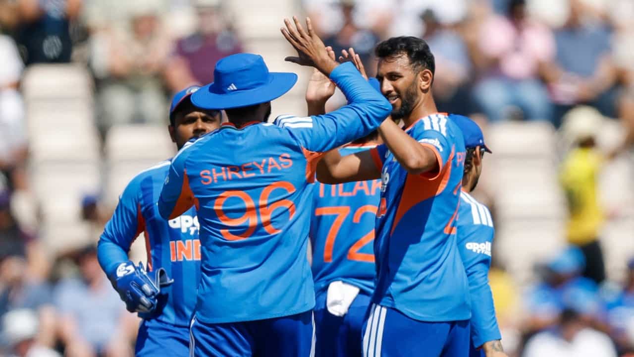 IND vs ENG: എല്ലാം പതിവുപോലെ! അഞ്ചാം ടി20യിലും രക്ഷയില്ല; ഇന്ത്യ പിന്നെയും തോറ്റു IND vs ENG: എല്ലാം പതിവുപോലെ! അഞ്ചാം ടി20യിലും രക്ഷയില്ല; ഇന്ത്യ പിന്നെയും തോറ്റു