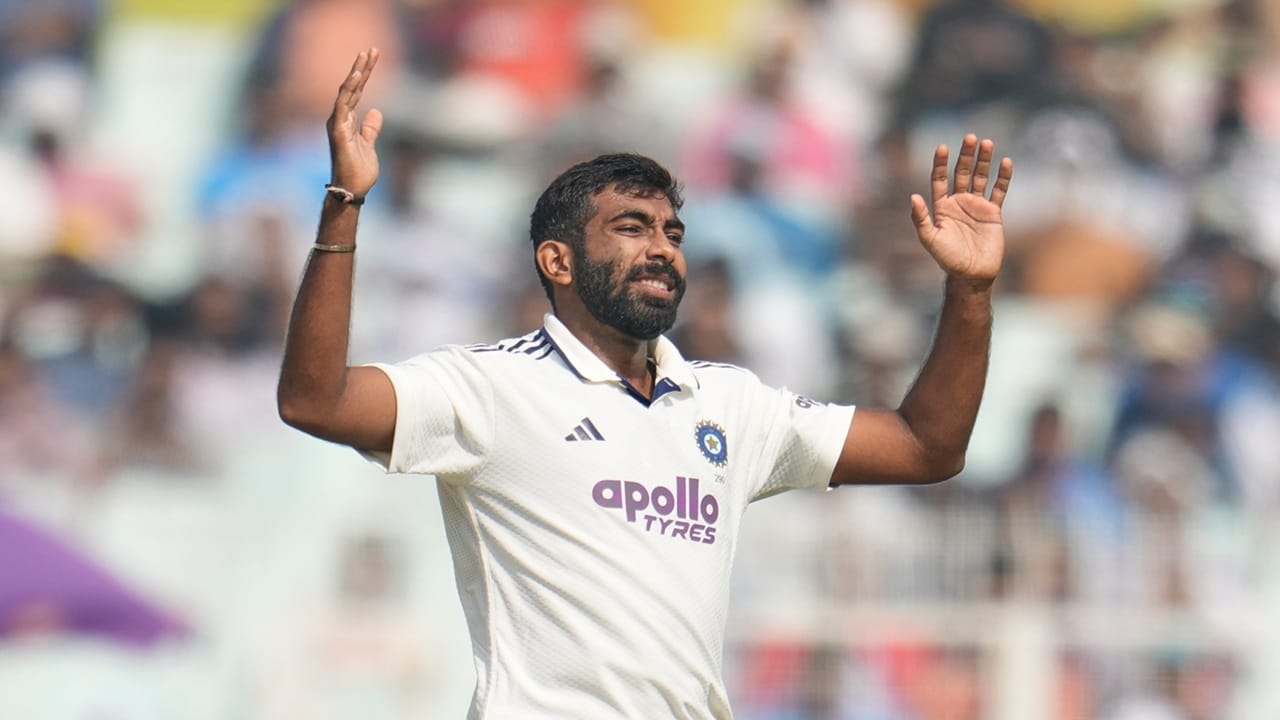 ശ്രീലങ്കയ്ക്കെതിരായ ടെസ്റ്റ് പരമ്പരയ്ക്ക് മുമ്പ് ഇന്ത്യന് ടീമിന് ആശ്വാസ വാര്ത്ത. ജസ്പ്രീത് ബുംറയ്ക്ക് അടുത്ത മാസം നടക്കുന്ന ശ്രീലങ്കയ്ക്കെതിരെയുള്ള രണ്ട് മത്സരങ്ങളുടെ ടെസ്റ്റ് പരമ്പരയിൽ കളിക്കാൻ ഫിറ്റ്നസ് അനുമതി ലഭിച്ചു. ബെംഗളൂരുവിലെ ബിസിസിഐ സെന്റർ ഓഫ് എക്സലൻസ് ആണ് അനുമതി നല്കിയത്. ഇംഗ്ലണ്ടിനെതിരായ ഏകദിന പരമ്പരയ്ക്കിടെയാണ് പരിക്കേറ്റത് (Image Credit Source: PTI).