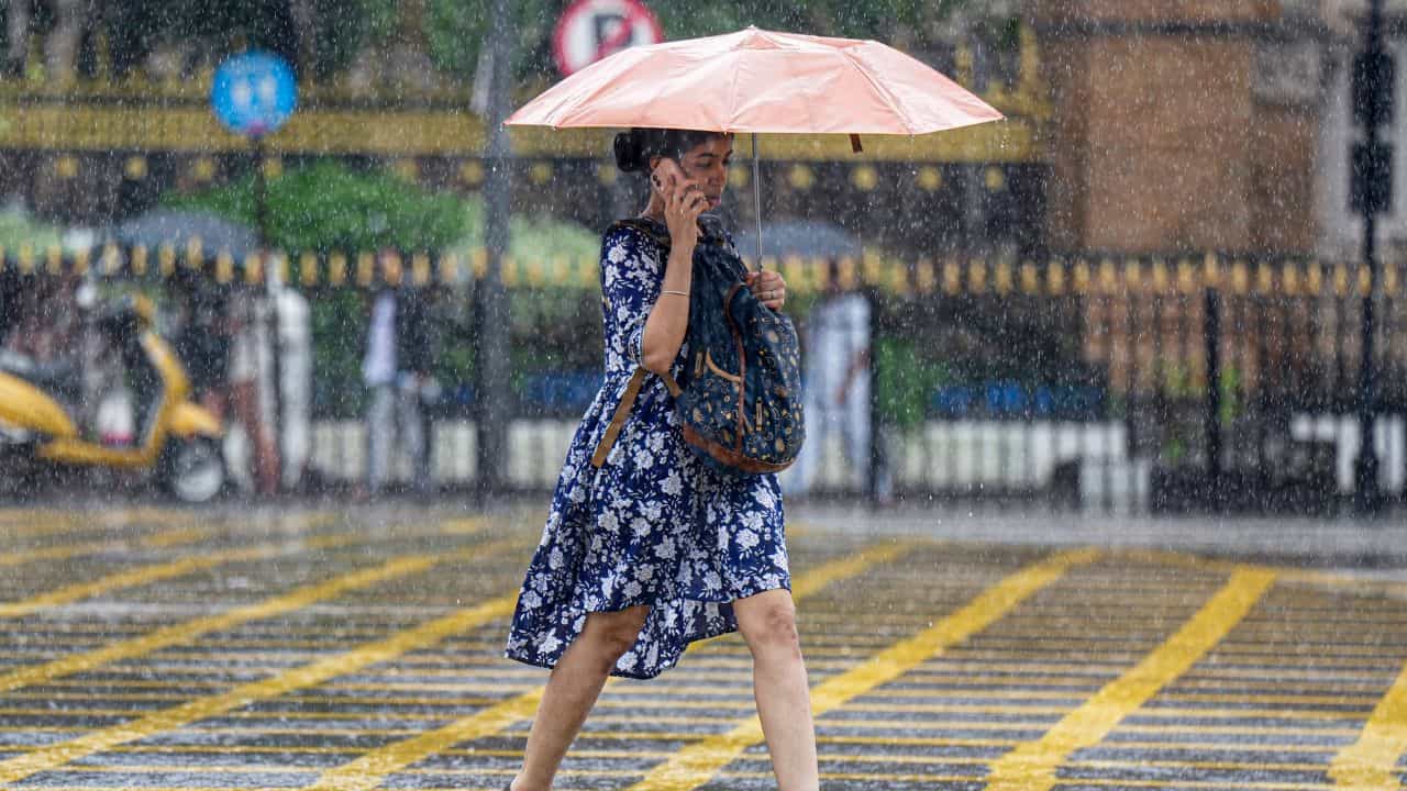 Kerala Weather Update: മഴ ഇന്നും വടക്കോട്ട്, അതിശക്തമായ കാറ്റോടെയെത്തും; തെക്കന് കേരളം വെന്തുരുകും Kerala Weather Update: മഴ ഇന്നും വടക്കോട്ട്, അതിശക്തമായ കാറ്റോടെയെത്തും; തെക്കന് കേരളം വെന്തുരുകും