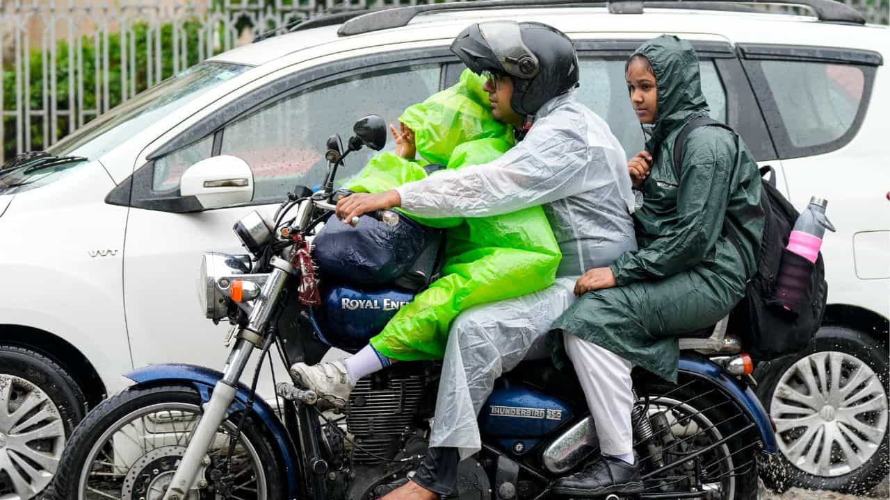Kerala Weather Update: റെഡ് അലർട്ട്! മാറി മറിഞ്ഞ മഴ മുന്നറിയിപ്പ്; കൂടുതൽ ജില്ലകളിൽ ജാ​ഗ്രത നിർദ്ദേശം, കാലാവസ്ഥ