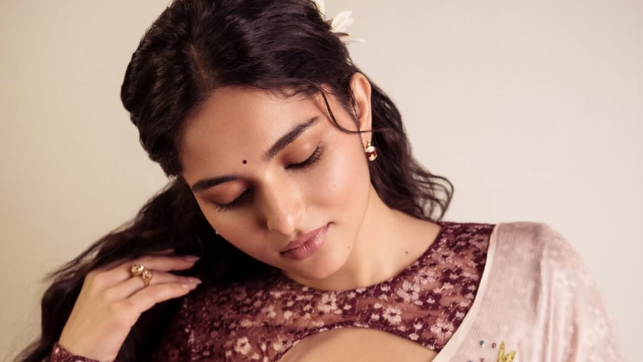 രണ്ടാഴ്ച മുമ്പാണ് പ്രമുഖ തെന്നിന്ത്യന് നായികയും മലയാളികള്ക്ക് സുപരിചിതയുമായ കയാദു ലോഹര് സമൂഹമാധ്യമങ്ങളില് നിന്ന് താല്ക്കാലിക ബ്രേക്ക് പ്രഖ്യാപിച്ചത്. ശരീരത്തെ പോലെ മനസ്സിനും ഇടവേളകള് ആവശ്യമാണെന്ന് പറഞ്ഞായിരുന്നു നടിയുടെ പ്രഖ്യാപനം വന്നത്. പത്തൊന്പതാം നൂറ്റാണ്ട് എന്ന ചിത്രത്തിലൂടെയാണ് കയാദു ലോഹര് മലയാളത്തില് അരങ്ങേറ്റം കുറിക്കുന്നത്.