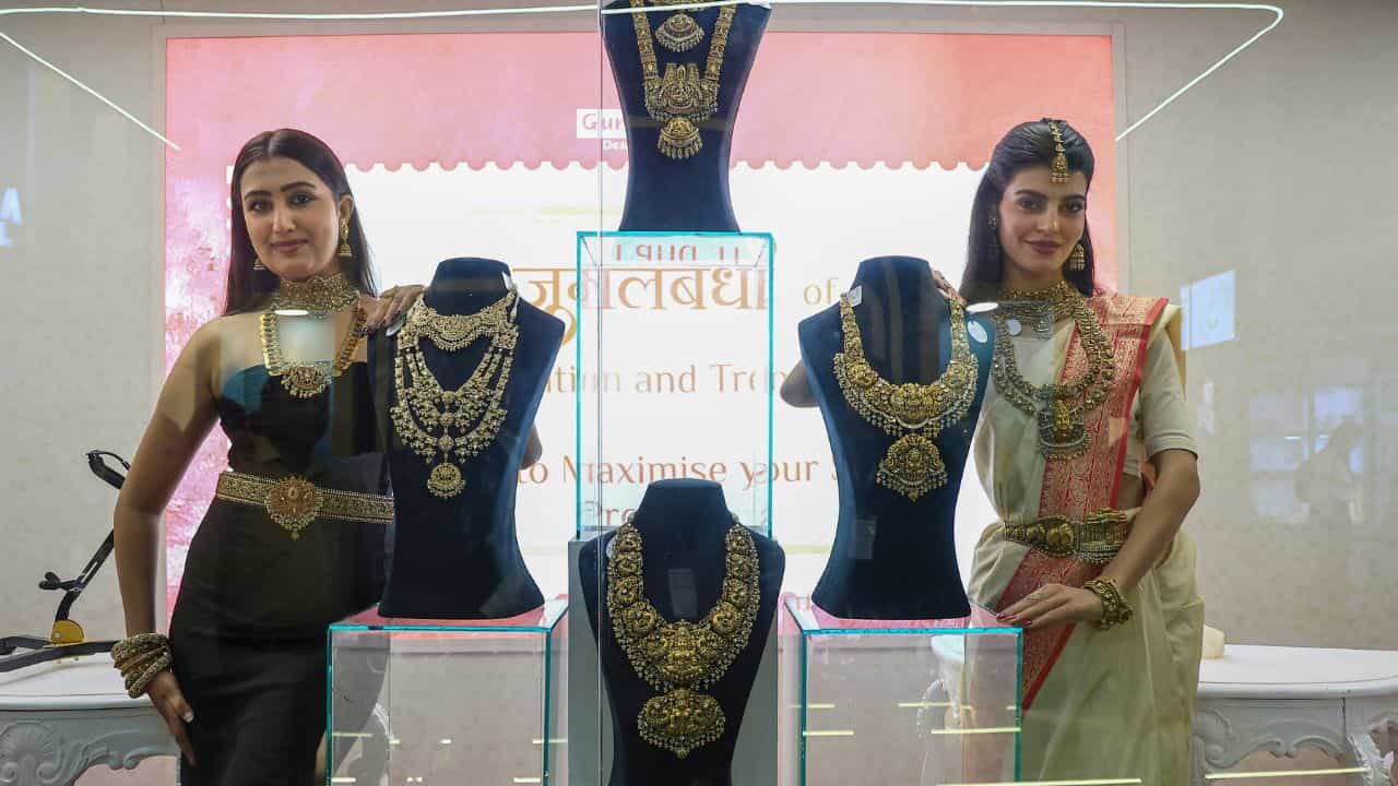 Kerala Gold Rate: ഇന്നും ആഭരണങ്ങള് വാങ്ങാം, പോയാലോ? കേരളത്തിലെ സ്വര്ണവില Kerala Gold Rate: ഇന്നും ആഭരണങ്ങള് വാങ്ങാം, പോയാലോ? കേരളത്തിലെ സ്വര്ണവില