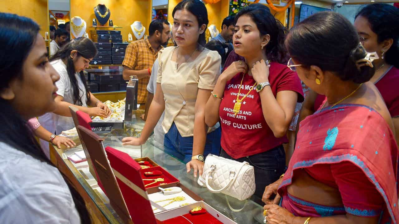 Kerala Gold Rate: എന്തിനാ പൊന്നേ ഇത്ര ഡിമാന്ഡ്? ഇന്നത്തെ സ്വര്ണവില Kerala Gold Rate: എന്തിനാ പൊന്നേ ഇത്ര ഡിമാന്ഡ്? ഇന്നത്തെ സ്വര്ണവില