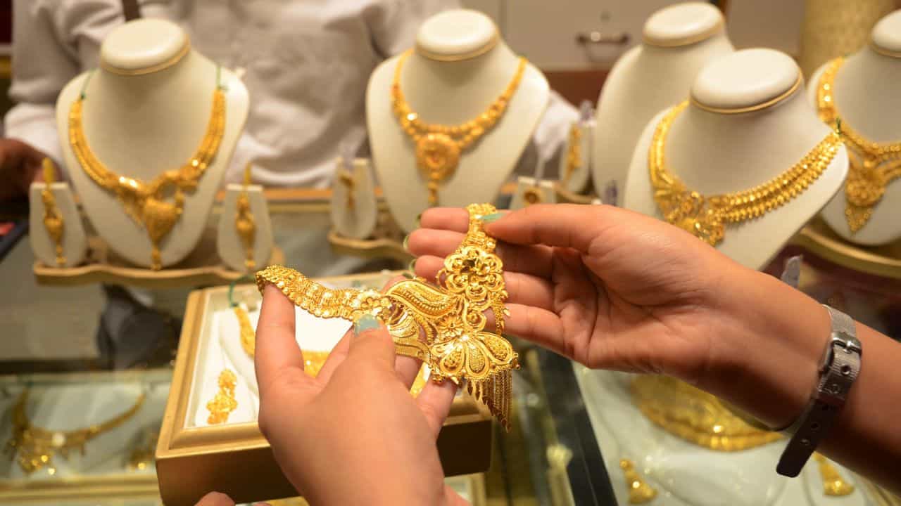 Kerala Gold Rate: യുദ്ധത്തിനുണ്ടോ പൊന്നിനെ പേടി? ജൂലൈ 11-ലെ സ്വര്ണവില Kerala Gold Rate: യുദ്ധത്തിനുണ്ടോ പൊന്നിനെ പേടി? ജൂലൈ 11-ലെ സ്വര്ണവില