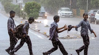 Kerala Weather Update: പേമാരിയില്‍ വലയും…കേരളം മുഴുക്കെ കനത്ത മഴ; ഓറഞ്ച് അലര്‍ട്ട് ഈ ജില്ലക്കാര്‍ക്ക്‌