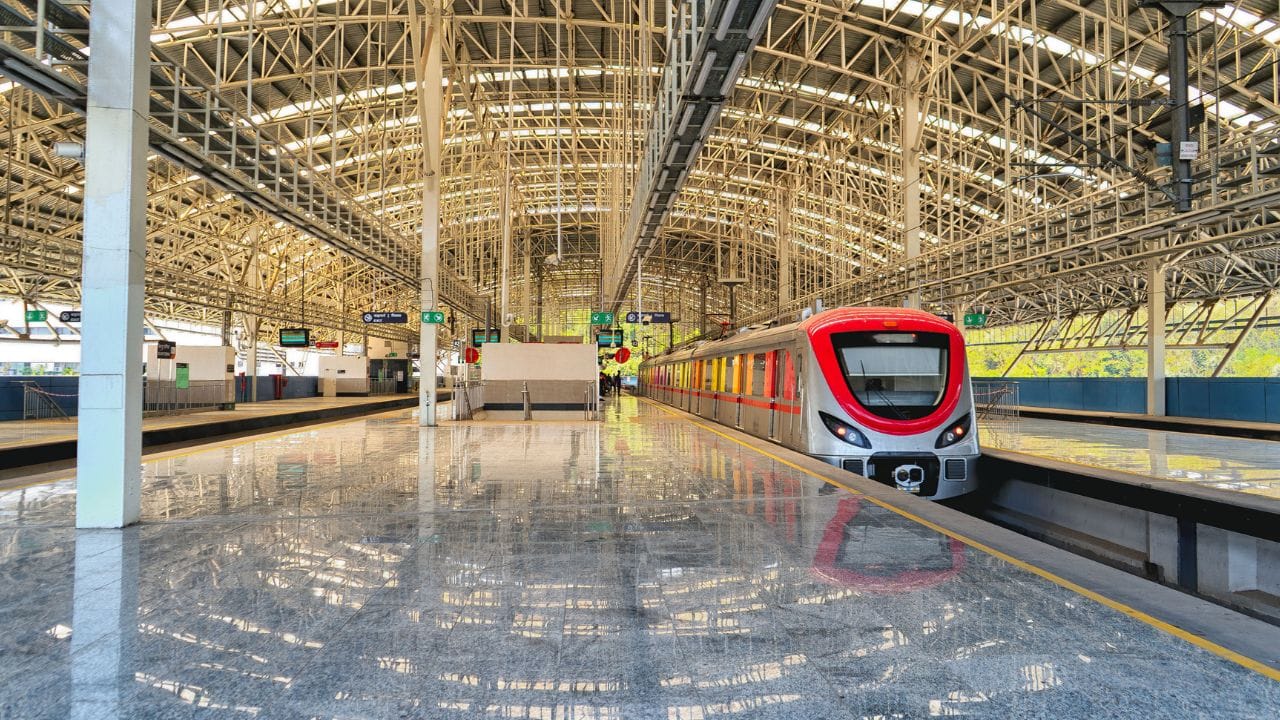 ഞായറാഴ്ചകളില്‍ രണ്ട് ലൈനുകളിലെയും ട്രെയിന്‍ സര്‍വീസുകള്‍ രാവിലെ 9 മണിക്ക് ആരംഭിക്കുന്നതാണ്. രാത്രി സര്‍വീസുകള്‍ 10.30 വരെയും ഉണ്ടായിരിക്കുന്നതാണ്. പരീക്ഷണാടിസ്ഥാനത്തിലാണ് ഈ പുതുക്കിയ സമയക്രമം. ഈ സമയത്തിലുള്ള യാത്രക്കാരുടെ എണ്ണം ഉള്‍പ്പെടെ വിലയിരുത്തിയതിന് ശേഷമായിരിക്കും സര്‍വീസ് സ്ഥിരപ്പെടുത്തുന്ന കാര്യം അധികൃതര്‍ തീരുമാനിക്കുക. 

