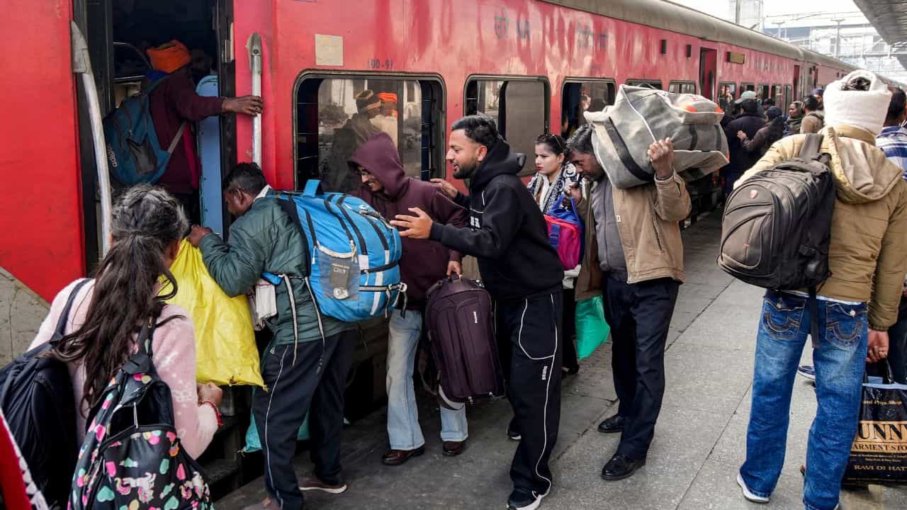 Luggage Rules In Train: ട്രെയിൻ യാത്രക്കാർ ശ്രദ്ധിക്കുക! ലഗേജ് കൂടിയാൽ പണി പാളും; നാളെ മുതൽ വൻ മാറ്റം Luggage Rules In Train: ട്രെയിൻ യാത്രക്കാർ ശ്രദ്ധിക്കുക! ലഗേജ് കൂടിയാൽ പണി പാളും; നാളെ മുതൽ വൻ മാറ്റം