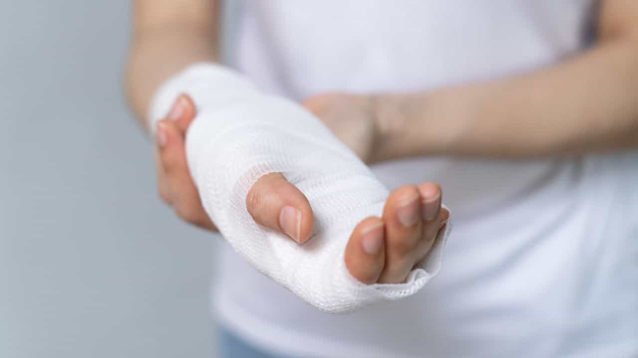 Malappuram Student Beaten: ക്ലാസിൽ ശ്രദ്ധിച്ചില്ല, അധ്യാപകൻ ചൂരലുകൊണ്ടടിച്ചു; അഞ്ചാം ക്ലാസുകാരിയുടെ കൈക്ക് പൊട്ടൽ Malappuram Student Beaten: ക്ലാസിൽ ശ്രദ്ധിച്ചില്ല, അധ്യാപകൻ ചൂരലുകൊണ്ടടിച്ചു; അഞ്ചാം ക്ലാസുകാരിയുടെ കൈക്ക് പൊട്ടൽ