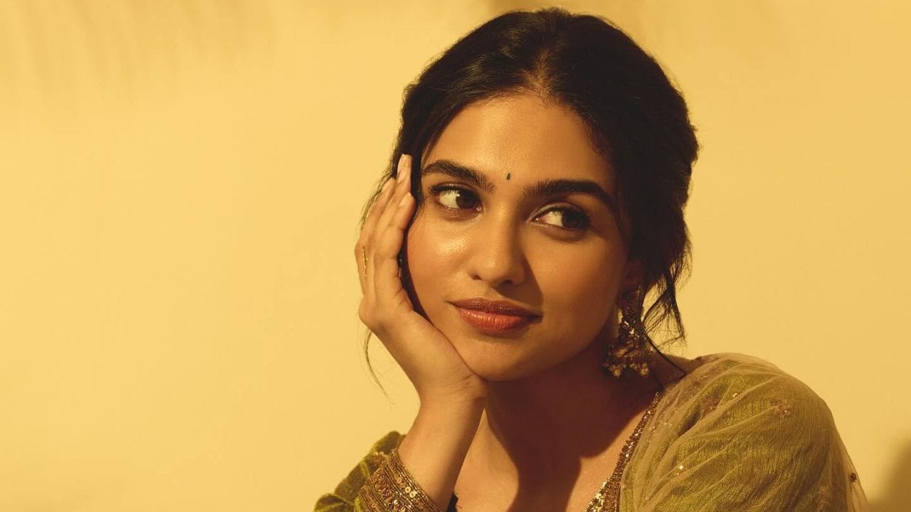 ഏറ്റവും ഒടുവിലായി സമൂഹമാധ്യമങ്ങളോടുള്ള ബ്രേക്ക് പ്രഖ്യാപിച്ചത് മലയാളികളുടെ ഇഷ്ട നടിയായ മമിത ബൈജുവാണ്. താന് ഇടവേള എടുക്കുന്ന കാര്യം സമൂഹമാധ്യമങ്ങളിലൂടെ തന്നെയാണ് നടി അറിയിച്ചത്. എന്നാല് ഇതിന് പിന്നിലെ കാരണം എന്താണെന്ന് വ്യക്തമാക്കിയിരുന്നില്ല. തമിഴിലെ പുതിയ സിനിമ അനൗണ്സ് ചെയ്തതിന് പിന്നാലെയാണ് മമിത ഇടവേള എടുക്കുന്നത് എന്നതും ശ്രദ്ധേയമാണ്. സിനിമയുമായി ബന്ധപ്പെട്ടുള്ള അറിയിപ്പുകള് തന്റെ ടീം അപ്ഡേറ്റ് ചെയ്യുമെന്നാണ് നടി വ്യക്തമാക്കിയിരിക്കുന്നത്.