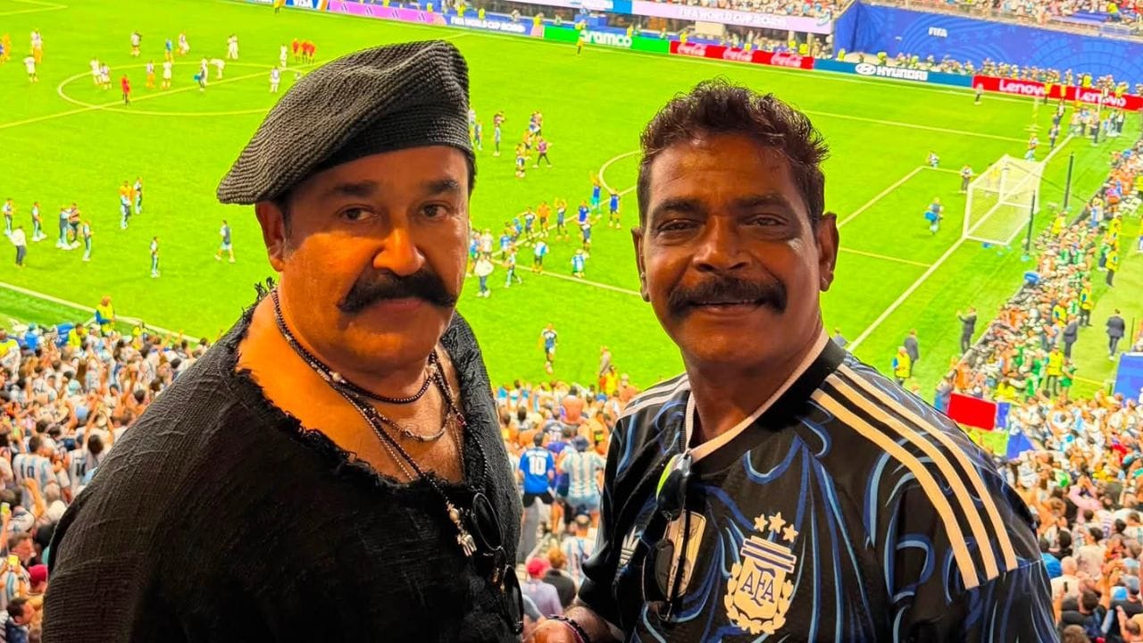 ലോകകപ്പ് കാണുന്നതിനായി അമേരിക്കയിൽ എത്തിയ മോഹൻലാൽ പങ്കുവച്ച ഓരോ വിശേഷങ്ങളും ചിത്രങ്ങളും സമൂഹമാധ്യമങ്ങളിൽ വലിയ ചർച്ചയായിരുന്നു. പ്രധാനമായും ലയണൽ മെസ്സിയുടെയും അർജന്റീനയുടെയും മത്സരങ്ങൾ കാണാനാണ് മോഹൻലാൽ അമേരിക്കയിൽ എത്തിയത്. സ്റ്റേഡിയത്തിൽ കാണിക്കൾക്കൊപ്പം മത്സര ആവേശത്തിന്റെ ഭാഗമായ താരം ഇടയ്ക്ക് സമൂഹമാധ്യമങ്ങളിലൂടെ വിശേഷങ്ങൾ അറിയിക്കുന്നുണ്ടായിരുന്നു. ( Image Credits to Social Media)