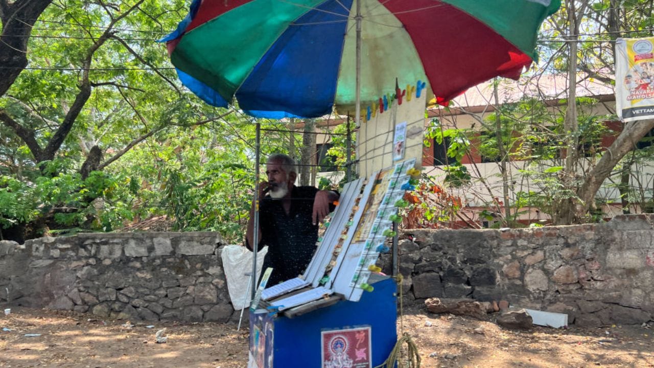 മറ്റേത് വരുമാനത്തെയും പോലെ തന്നെ ലോട്ടറി സമ്മാനം നേടുന്നവരും ആദായനികുതി നല്‍കണം. സെക്ഷന്‍ 115 ബിബി, സെക്ഷന്‍ 194 ബി എന്നിവയിലാണ് ലോട്ടറി വിജയികള്‍ക്ക് നികുതി ചുമത്തുന്ന വ്യവസ്ഥകള്‍ പ്രതിപാദിച്ചിരിക്കുന്നത്. സെക്ഷന്‍ 115ബിബി പ്രകാരം ലോട്ടറി വിജയികളില്‍ നിന്ന് 30 ശതമാനം ഫ്‌ളാറ്റ് നിരക്കില്‍ നികുതി ഈടാക്കുന്നുണ്ട്. കേരള സര്‍ക്കാര്‍ ലോട്ടറി വിജയികളില്‍ നിന്ന് അധിക നികുതിയൊന്നും ഈടാക്കുന്നില്ല, കേന്ദ്ര സര്‍ക്കാരിന്റെ ആദായനികുതിയില്‍ ഉള്‍പ്പെടുത്തിയാണ് നികുതി വാങ്ങുന്നത്. 

