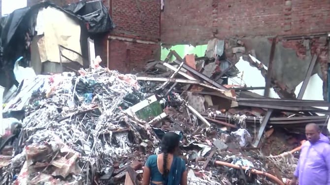 കനത്ത മഴ: നാലുനിലക്കെട്ടിടം വീടിന് മുകളിൽ വീണ് അഞ്ചുപേർ മരിച്ചു
