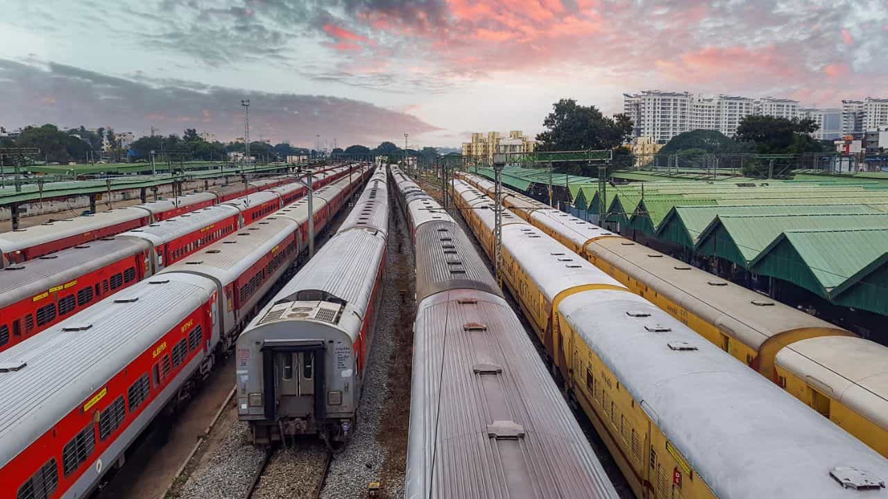Mumbai-Pune Train Service: യാത്രയ്ക്ക് ഇറങ്ങല്ലേ...ട്രെയിന് സര്വീസുകള് റദ്ദാക്കി; കനത്ത മഴ ചതിച്ചു Mumbai-Pune Train Service: യാത്രയ്ക്ക് ഇറങ്ങല്ലേ...ട്രെയിന് സര്വീസുകള് റദ്ദാക്കി; കനത്ത മഴ ചതിച്ചു