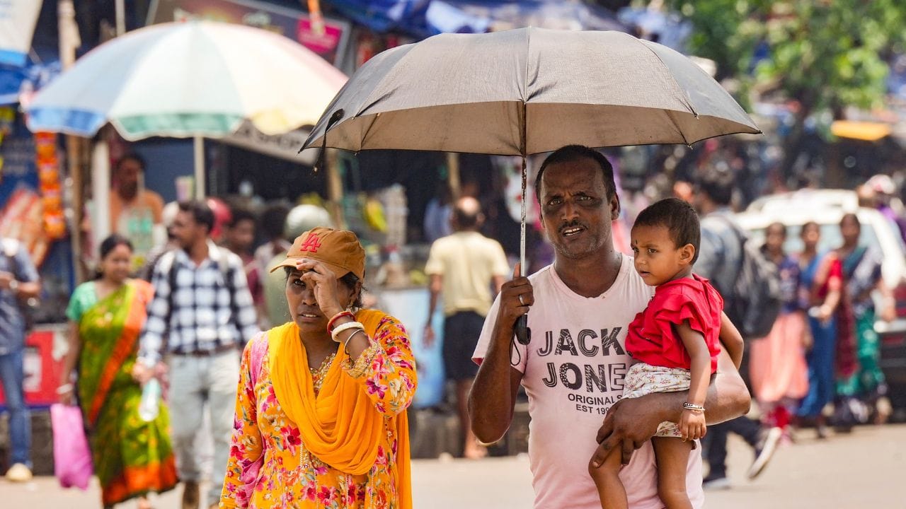 മധ്യ മഹാരാഷ്ട്രയിലെ സോളാപൂരില് പരമാവധി താപനില 35.5 ഡിഗ്രി സെല്ഷ്യസായി ഉയര്ന്നു. മഹാരാഷ്ട്രയിലെ ഏറ്റവും ഉയര്ന്ന താപനില രേഖപ്പെടുത്തിയത് വിദര്ഭയിലാണ്. ചന്ദ്രപൂരില് മെര്ക്കിറി 36 ഡിഗ്രി സെല്ഷ്യസും താപനില ശരാശരിയേക്കാള് 4 ഡിഗ്രിയും കൂടുതലായി. അതിനിടെ, കഴിഞ്ഞ നാല് ദിവസമായി റായ്ഗഡ് ജില്ലയില് കനത്ത മഴ പെയ്യുകയാണ്.