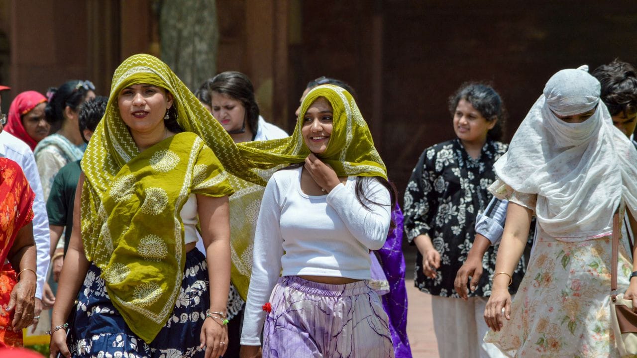 വരും ആഴ്ചകളില് നഗരത്തില് മെര്ക്കുറി ലെവല് ഉയരുമെന്നാണ് കാലാവസ്ഥ വകുപ്പിന്റെ പ്രവചനം. 33 ഡിഗ്രി സെല്ഷ്യസിന് മുകളിലേക്ക് ഉയരാനാണ് സാധ്യത. കൊങ്കണ് മേഖലയിലും താപനില ഉയരാന് തുടങ്ങിയിട്ടുണ്ട്. ദഹാനുവിലും അലിബാഗിലും പരമാവധി താപനില 33.7 ഡിഗ്രി സെല്ഷ്യസായി. 3.3 ഡിഗ്രി, 2.7 ഡിഗ്രി സെല്ഷ്യസ് എന്നിങ്ങനെയാണ് വര്ധനവ് സംഭവിച്ചത്.