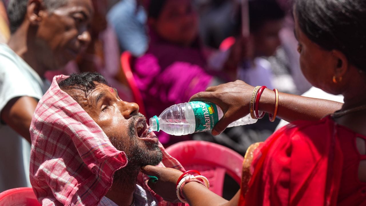 നിലവില് സംസ്ഥാനത്ത് മഴയ്ക്കുള്ള സാധ്യത കാലാവസ്ഥ വകുപ്പ് പറയുന്നില്ല. മുംബൈ ഉള്പ്പെടെയുള്ള മേഖലകളില് കനത്ത ചൂട് അനുഭവപ്പെടാന് ഇടയുണ്ടെന്ന് വകുപ്പ് അറിയിച്ചു. താപനില വര്ധിക്കാനുള്ള സാധ്യത കണക്കിലെടുത്ത്, ആളുകള് പുറത്തുപോകുമ്പോള് സുരക്ഷാ മുന്കരുതലുകള് സ്വീകരിക്കേണ്ടതാണ്. നേരിട്ട് സൂര്യപ്രകാശം ഏല്ക്കുന്ന സാഹചര്യങ്ങള് പരമാവധി ഒഴിവാക്കുന്നതാണ് നല്ലത്.