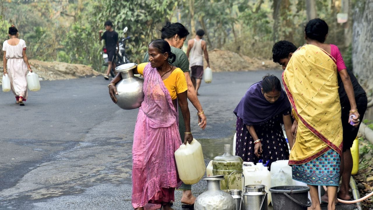 മുംബൈയില്‍ ജലവിതരണം തടസപ്പെട്ടു. പഞ്ച്രാപൂര്‍ മുംബൈ 3 പമ്പിങ് സ്റ്റേഷനില്‍ ബ്രിഹന്‍ മുംബൈ മുനിസിപ്പല്‍ കോര്‍പ്പറേഷന്‍ വൈദ്യുത ഉപകരണങ്ങള്‍ മാറ്റിസ്ഥാപിക്കുന്ന ജോലികള്‍ ചെയ്യുന്നതിനാലാണ് ജലവിതരണത്തില്‍ തടസം നേരിടുന്നത്. മുംബൈയിലെ പല ഭാഗങ്ങളിലും താമസക്കാര്‍ക്ക് ലഭിക്കുന്ന വെള്ളത്തിന്റെ അളവില്‍ 15 ശതമാനം കുറവ് ഉണ്ടാകുമെന്ന് അധികൃതര്‍ അറിയിച്ചു. (Image Credit Source: PTI)