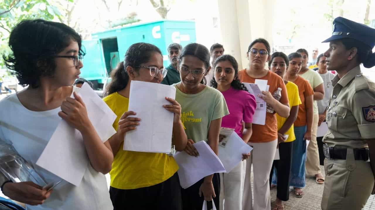 NEET Question Paper Leak: നീറ്റ് ചോദ്യങ്ങള്‍ക്കായി കോച്ചിങ് സെന്റര്‍ ഉടമ നല്‍കിയത് 5 ലക്ഷം; കോടതിയെ അറിയിച്ച് സിബിഐ