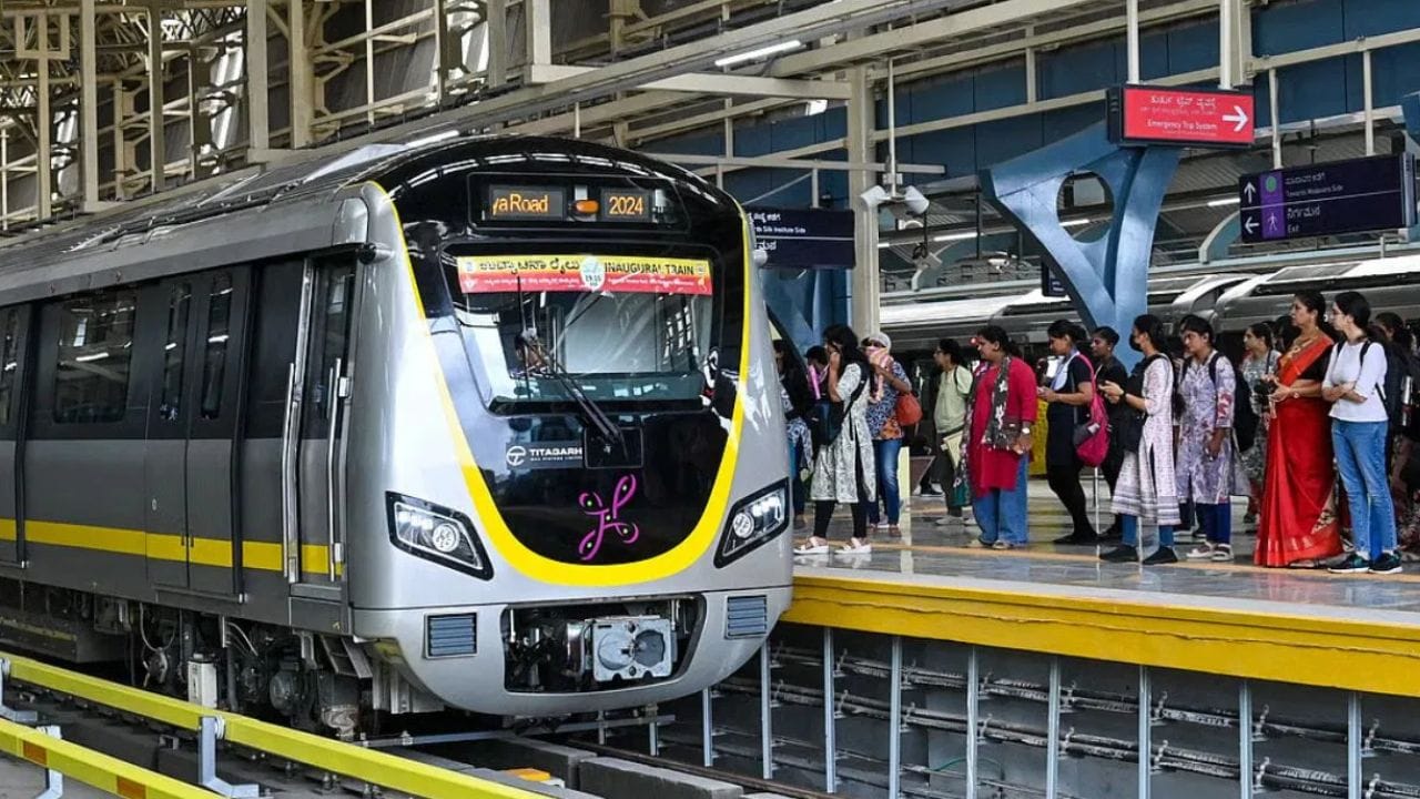 മെട്രോയില് കയറിയുള്ള അഭ്യാസങ്ങള് അവസാനിപ്പിക്കാന് സമയമായി. നമ്മ മെട്രോയില് യാത്ര ചെയ്യുന്നവരില് നിന്നും ഈടാക്കുന്ന പിഴത്തുകയില് മാറ്റം വരുത്തിയിരിക്കുകയാണ് ബെംഗളൂരു മെട്രോ റെയില് കോര്പ്പറേഷന് ലിമിറ്റഡ് (ബിഎംആര്സിഎല്). സ്പീക്കറില് പാട്ട് വെക്കുക, ഇയര്ഫോണ് ഇല്ലാതെ വീഡിയോകള് കാണുക തുടങ്ങി മറ്റ് യാത്രക്കാര്ക്ക് ബുദ്ധിമുട്ടുണ്ടാക്കുന്നവരില് നിന്നും ഇനി മുതല് 2,500 രൂപ പിഴ ഈടാക്കുമെന്ന് ബിഎംആര്സിഎല് അറിയിച്ചു. (Image Credit Source: PTI and Getty Images)