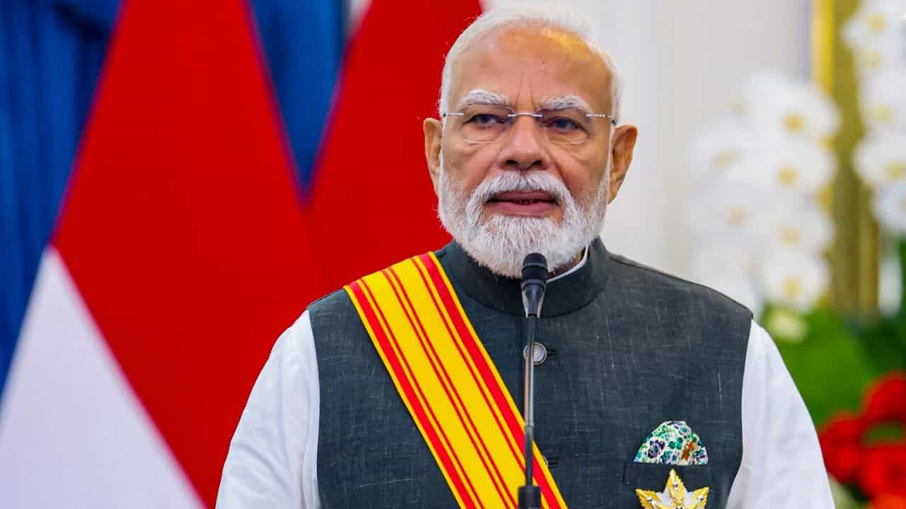 Narendra Modi: ഇന്ത്യ-ഇന്തോനേഷ്യ ബന്ധം ബഹുത് കുച്ച്; സൗഹൃദത്തെ എട്ടുമായി ബന്ധിപ്പിച്ച് പ്രധാനമന്ത്രി, പിന്നിലെ നിഗൂഢതയെന്ത്? Narendra Modi: ഇന്ത്യ-ഇന്തോനേഷ്യ ബന്ധം ബഹുത് കുച്ച്; സൗഹൃദത്തെ എട്ടുമായി ബന്ധിപ്പിച്ച് പ്രധാനമന്ത്രി, പിന്നിലെ നിഗൂഢതയെന്ത്?